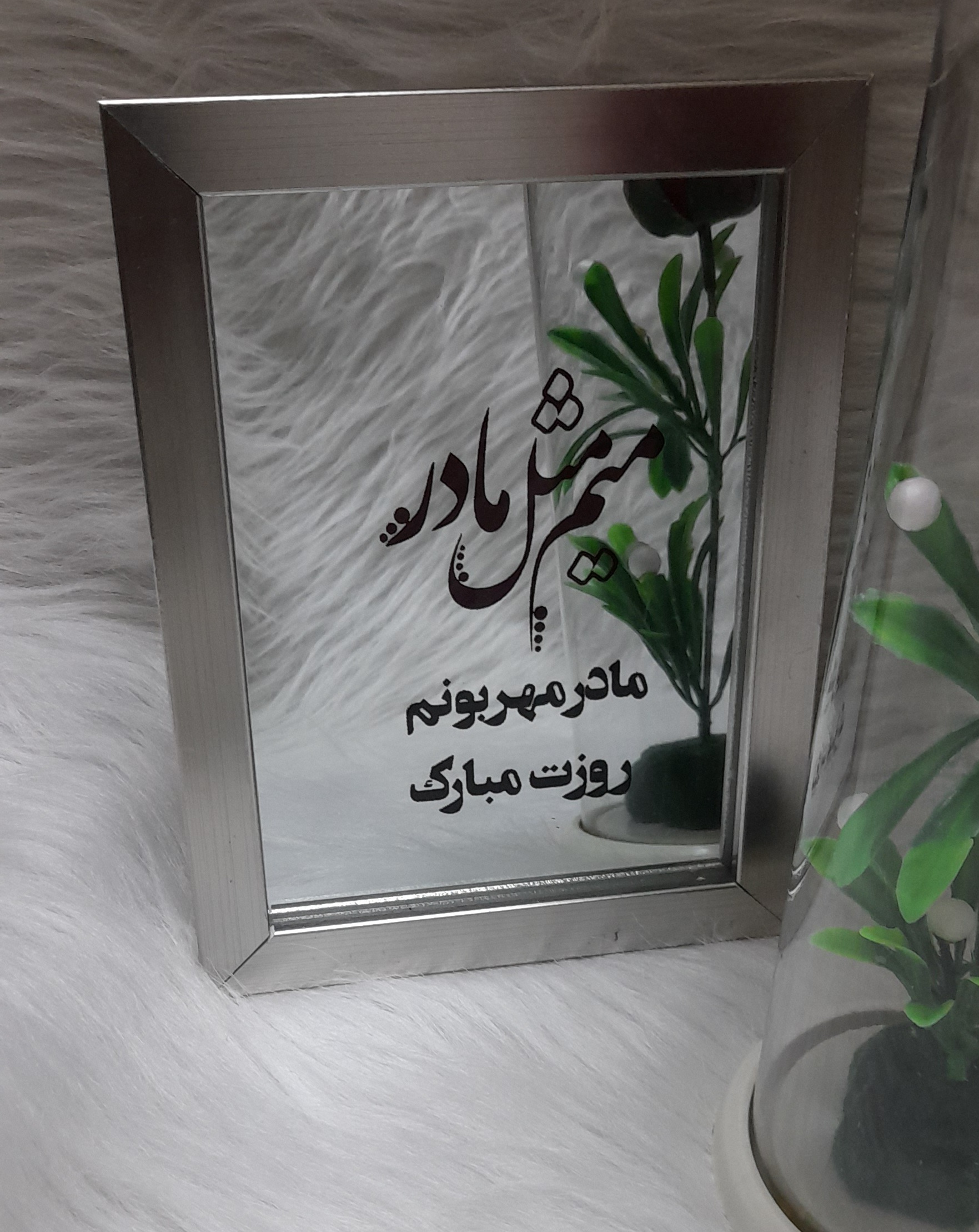  این آینه در ابعاد کوچک طراحی و ساخته شده و هدیه مناسبی برای روز مادر محسوب میشه. 